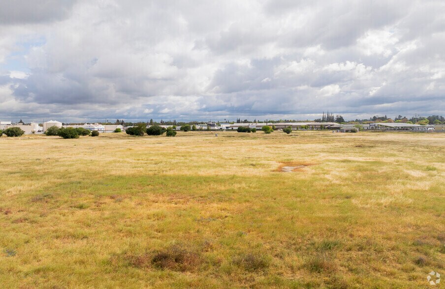 More Photos Of 1200 Graphics Dr, Modesto Distribution For Sale