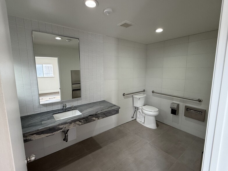 More Photos Of 2550 Wyandotte St, Mountain View Warehouse For Lease