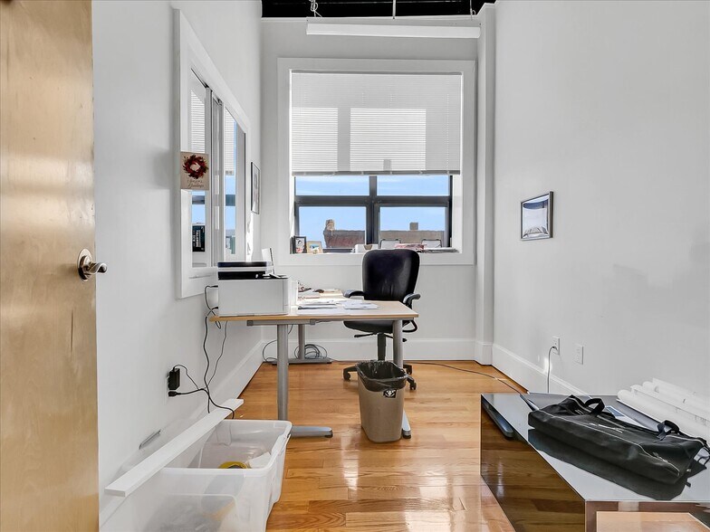 More Photos Of 100 Felton St, Waltham Light Distribution For Sale