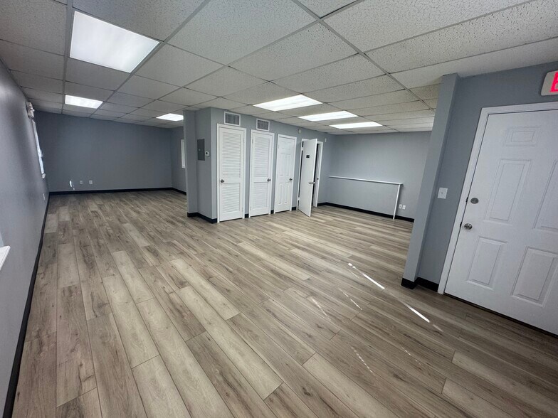 More Photos Of 550 Balmoral Cir N, Jacksonville Unknown For Lease