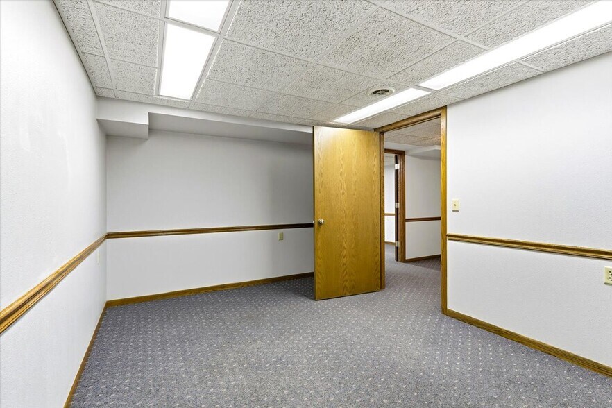 More Photos Of 1910 7th St S, Wisconsin Rapids Office For Sale