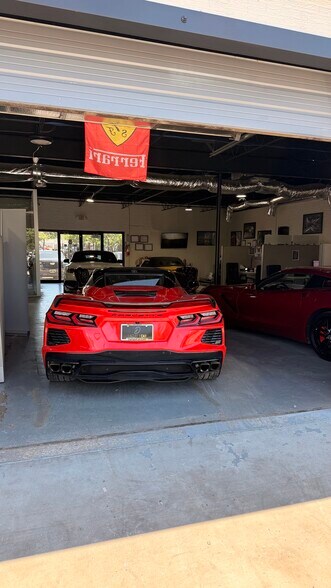 More Photos Of 11061 Shady Trl, Dallas Showroom For Lease