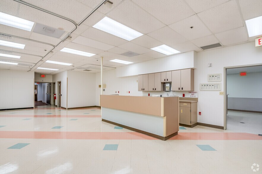 More Photos Of 7007 N Range Line Rd, Milwaukee Medical For Sale