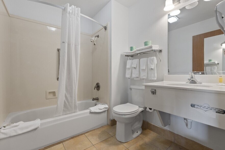 More Photos Of 912 US Highway 65/82 South, Lake Village Hotel For Sale