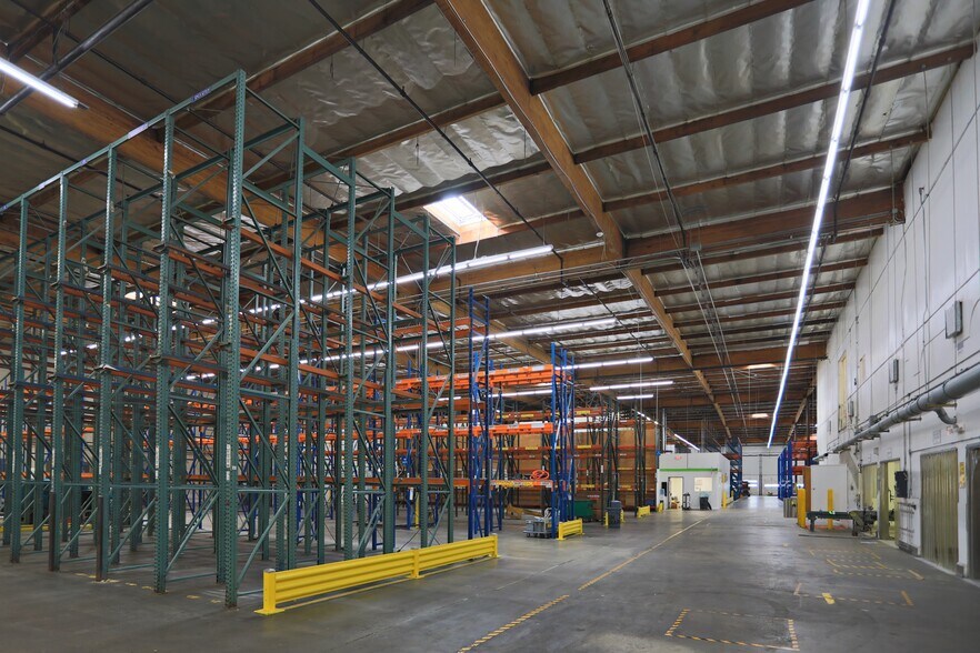 More Photos Of 9500 El Dorado Ave, Sun Valley Warehouse For Lease