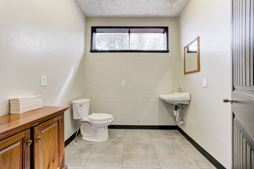 More Photos Of 324 N 19th St, Guthrie Office For Sale