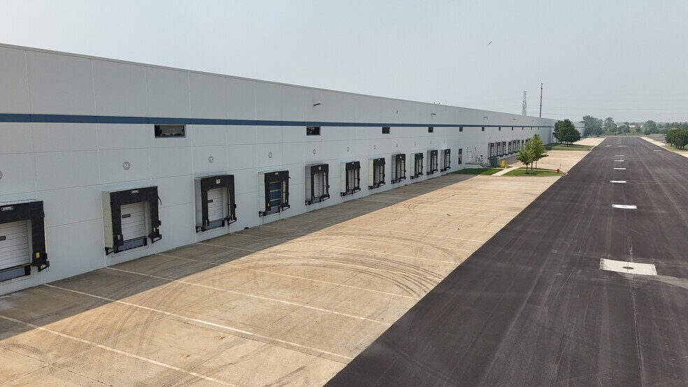 More Photos Of 1010 Taylor Rd, Romeoville Distribution For Lease