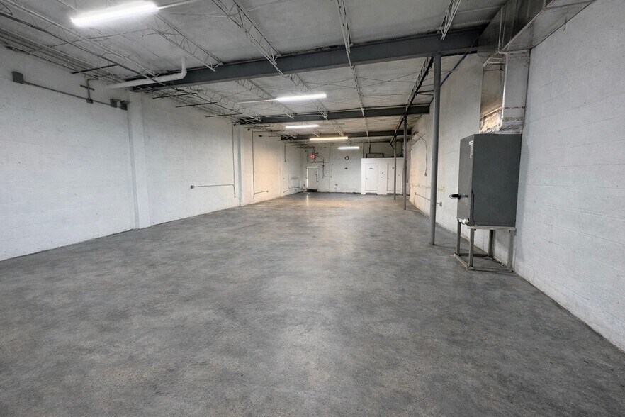 More Photos Of 850 NW 71st St, Miami Service For Lease
