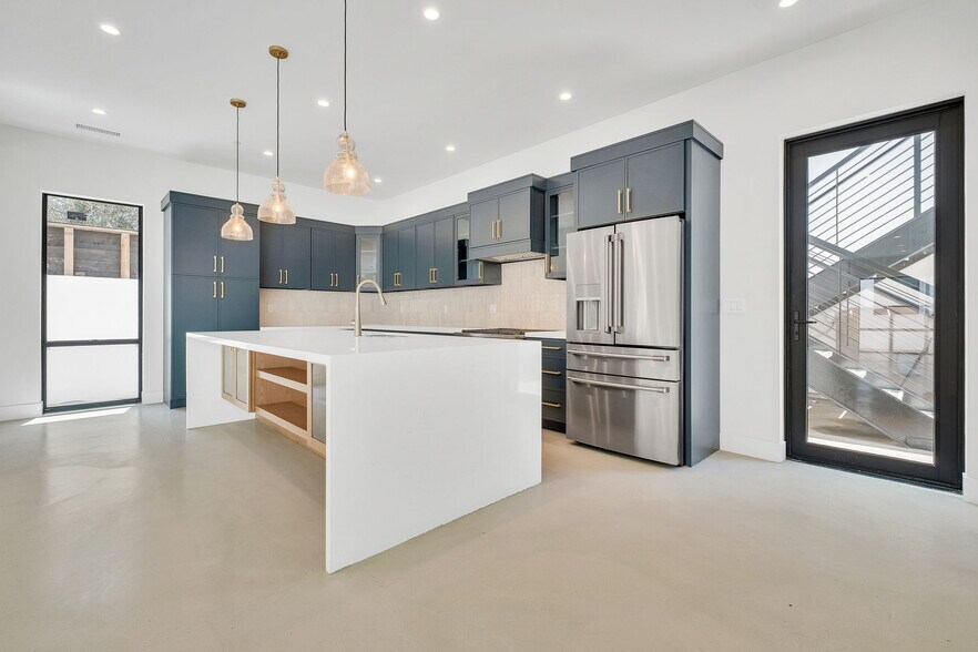 More Photos Of 337 6th Ave, Venice Apartments For Sale