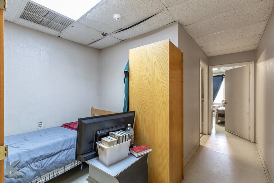 More Photos Of 1109 Oak St, Abilene Shelter For Sale