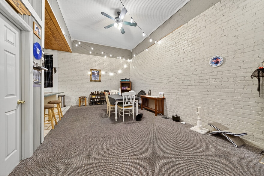 More Photos Of 109 7th Ave E, Springfield Flex For Sale