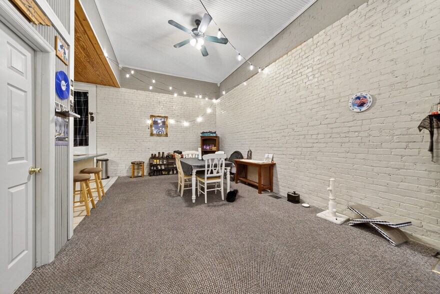 More Photos Of 109 7th Ave E, Springfield Flex For Sale