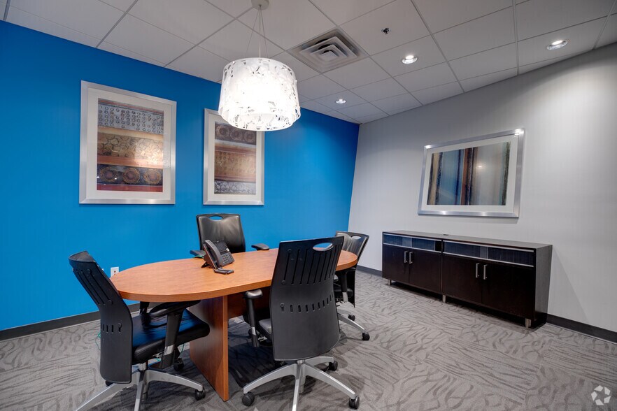 More Photos Of 4501 E McDowell Rd, Phoenix Showroom For Sale