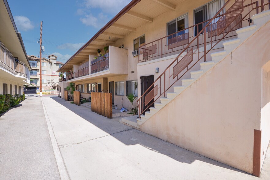 More Photos Of 3326 S Canfield Ave, Los Angeles Apartments For Sale