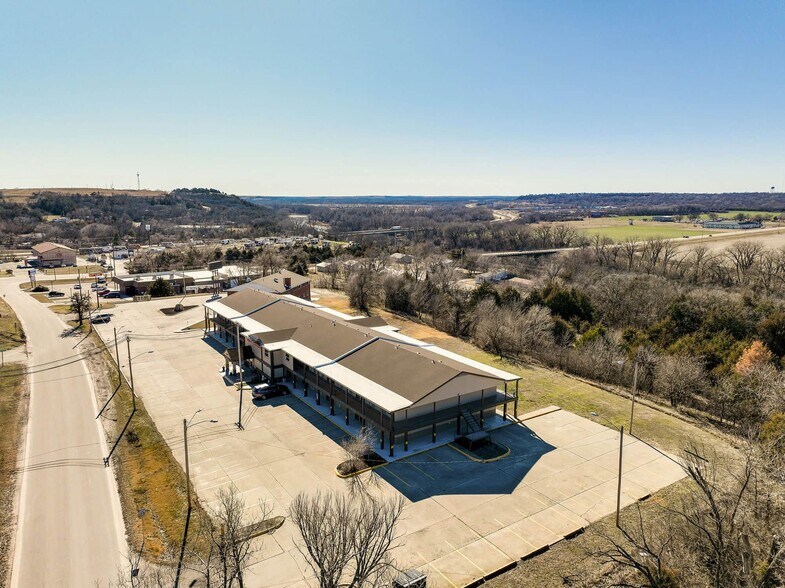 More Photos Of 201 Continental Dr, Junction City Hotel For Sale