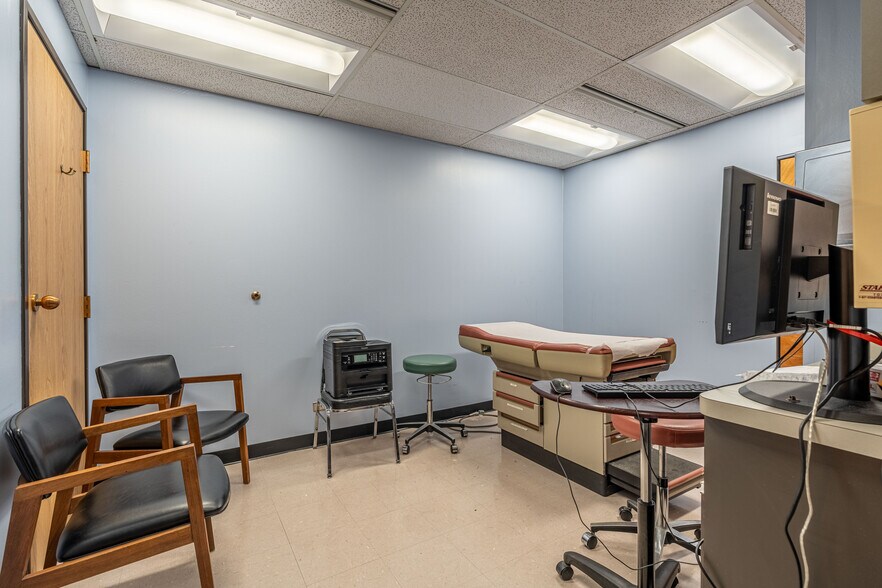 More Photos Of 9301 Golf Rd, Des Plaines Medical For Lease