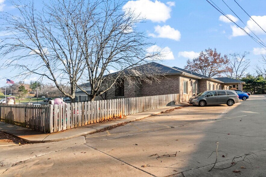 More Photos Of 805 Chatham Rd, Springfield Schools For Sale