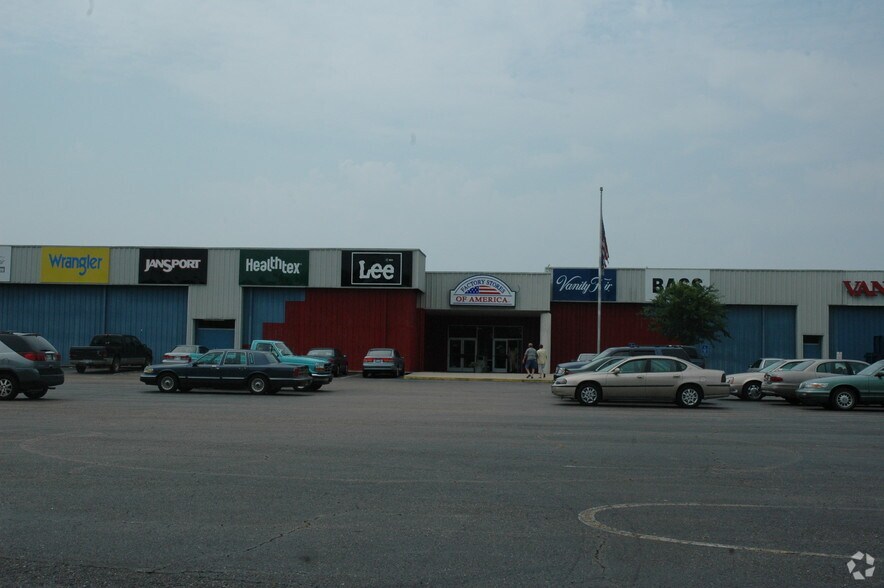 More Photos Of 700 Factory Outlet Dr, Arcadia Storefront For Lease