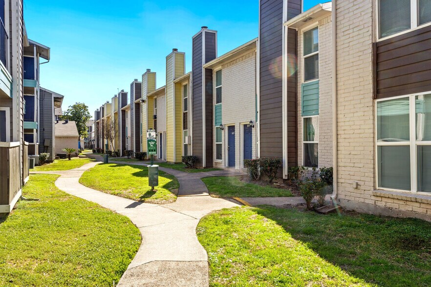 More Photos Of 8600 S Course Dr, Houston Apartments For Sale