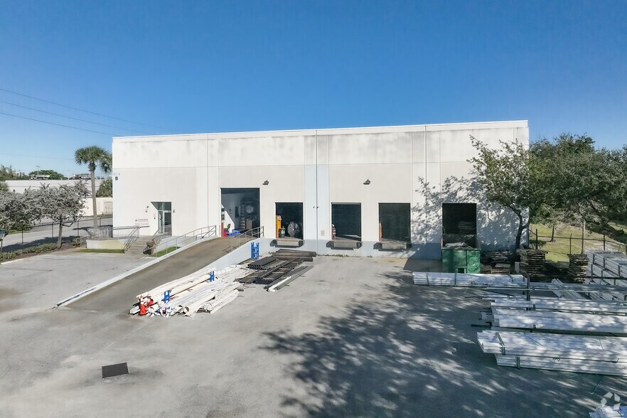 More Photos Of 1301 W 13th St, Riviera Beach Warehouse For Lease