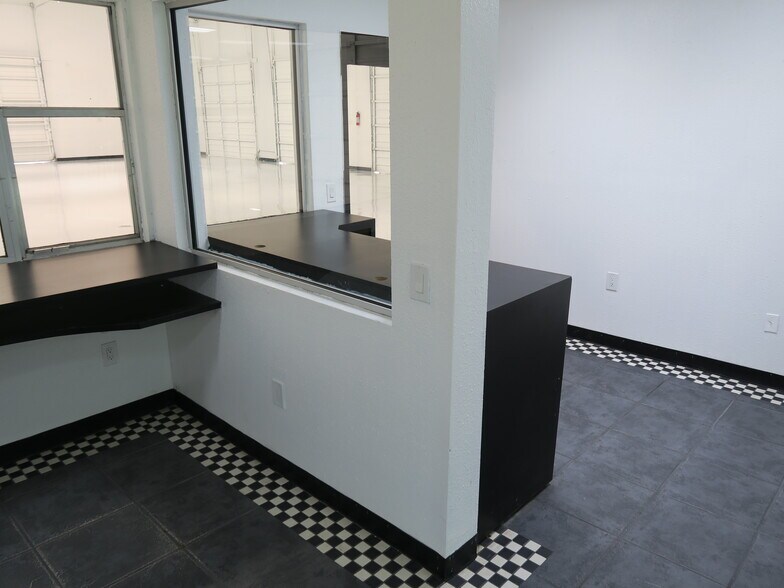 More Photos Of 5711 Star Ln, Houston Service For Lease