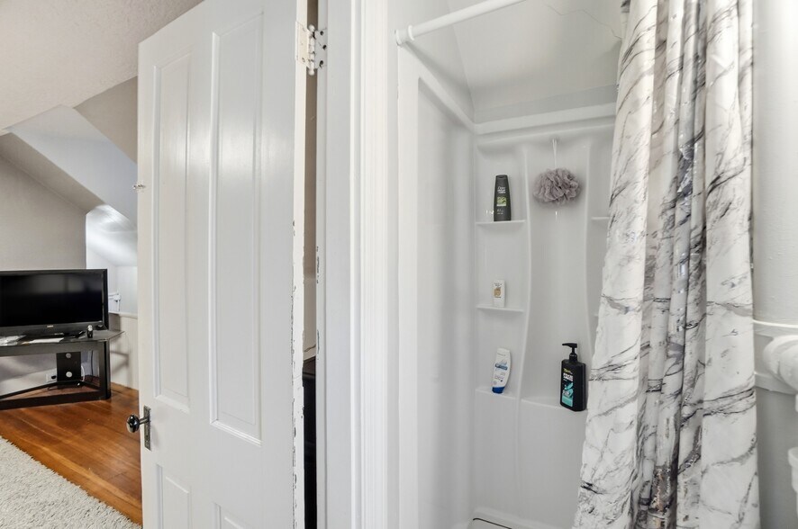 More Photos Of 2337 Victory Pky, Cincinnati Office Residential For Sale