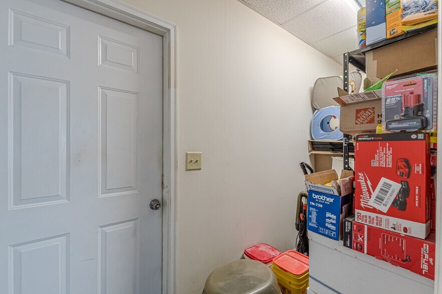 More Photos Of 614 King Arnold St, Hapeville Storefront Retail Office For Sale