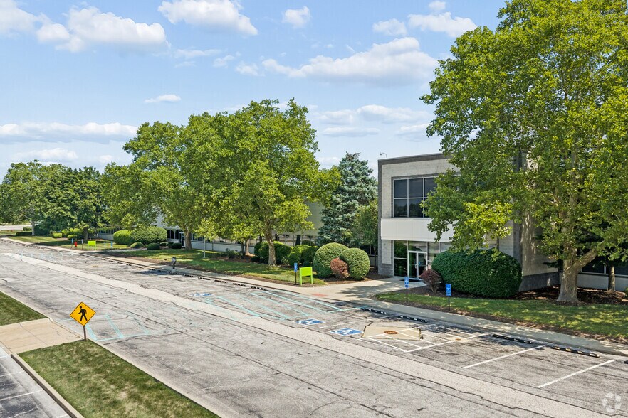 More Photos Of 5455-5555 Darrow Rd, Hudson Distribution For Lease