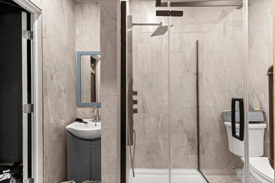 More Photos Of 8301 W Chicago, Detroit Flex For Sale