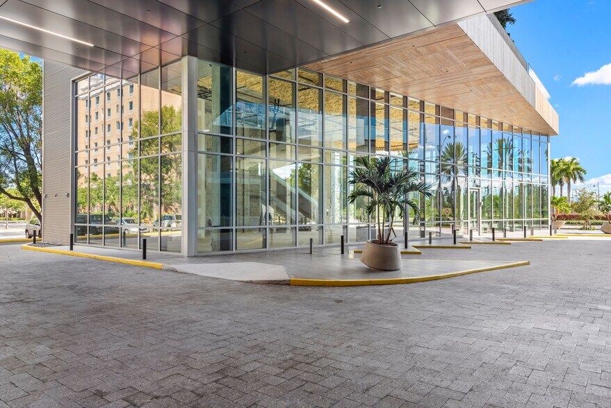 More Photos Of 21550 Biscayne Blvd, Aventura Office For Lease