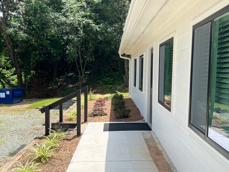 More Photos Of 770 Dobbs Rd, Woodstock Showroom For Sale