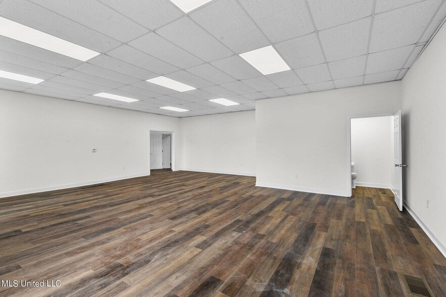 More Photos Of 148 Weisenberger Rd, Madison Flex For Lease