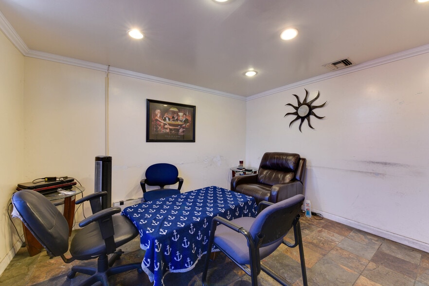 More Photos Of 14332 Oxnard St, Van Nuys Warehouse For Lease