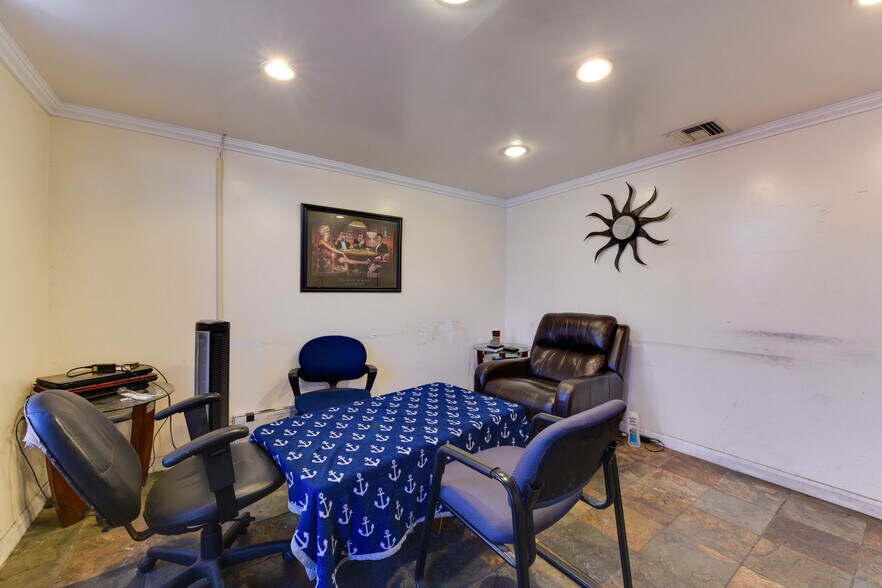More Photos Of 14332 Oxnard St, Van Nuys Warehouse For Lease