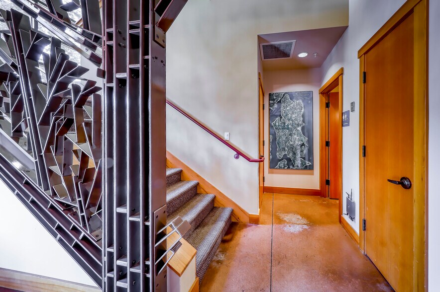 More Photos Of 818 Madison Ave N, Bainbridge Island Office For Sale