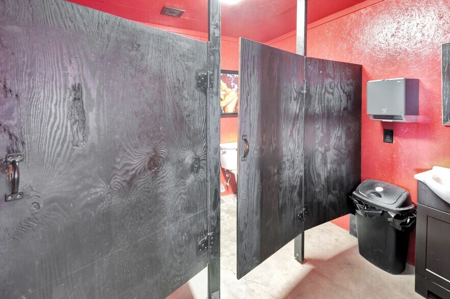 More Photos Of 23404 NW Zac Lentz Pky, Victoria General Retail For Sale