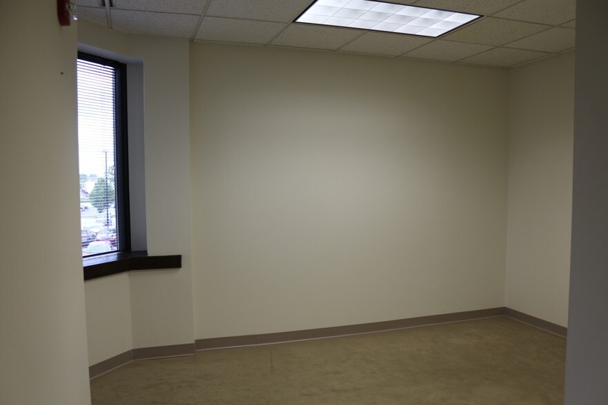 More Photos Of 3201 W White Oaks Dr, Springfield Office For Sale