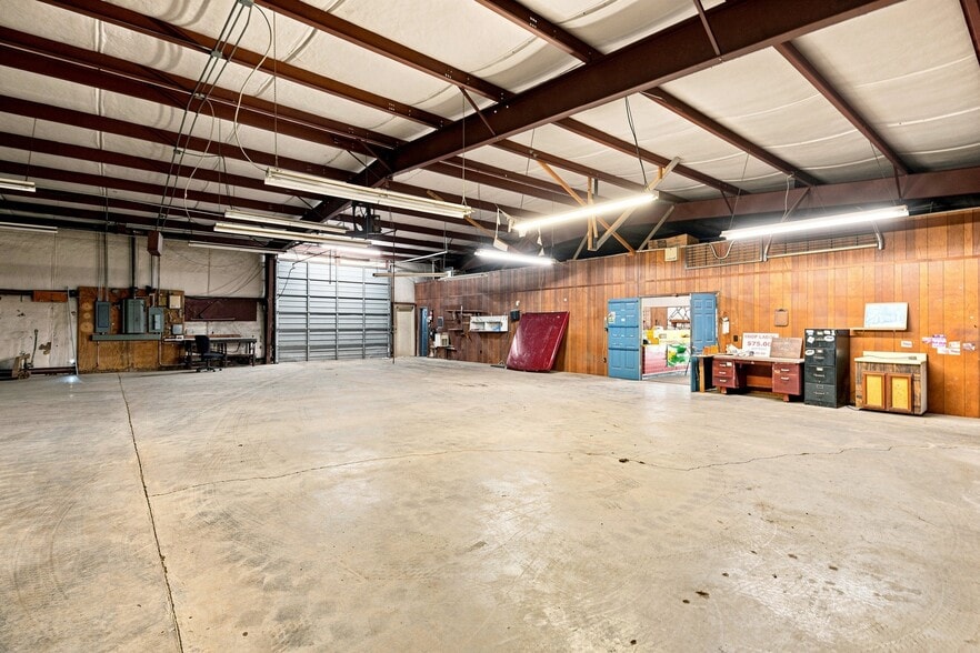 More Photos Of 3267 US Highway 431, Albertville Showroom For Sale