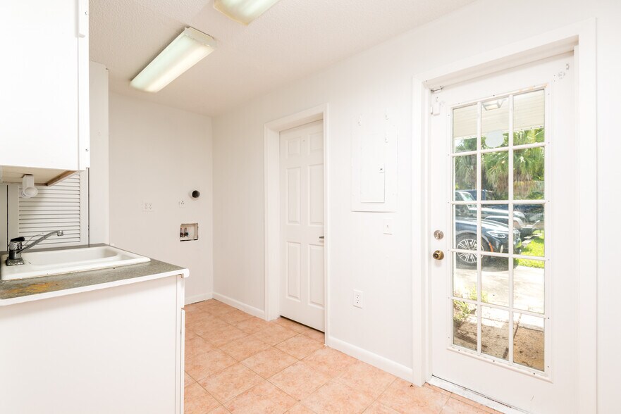 More Photos Of 800 E Melbourne Ave, Melbourne Storefront Retail Office For Lease