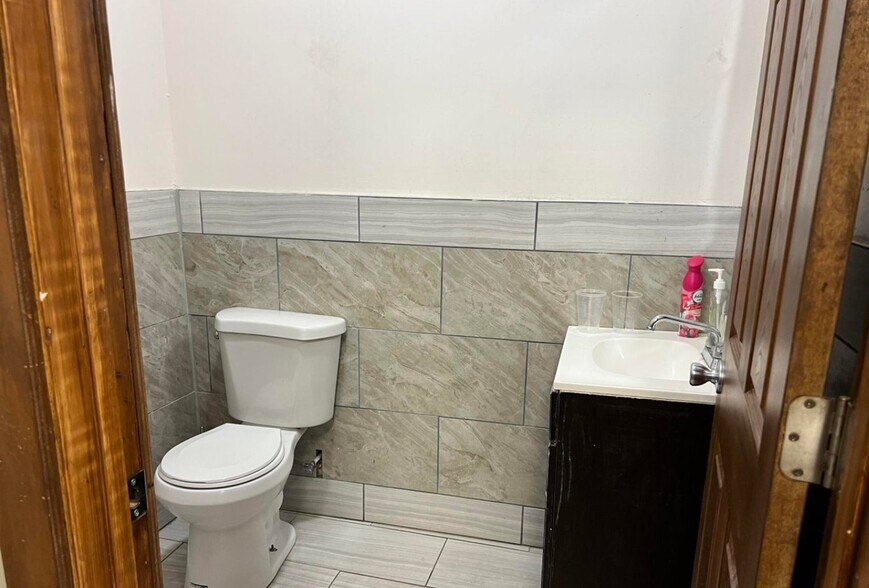 More Photos Of 17 Prospect Ave, Albany Light Distribution For Sale