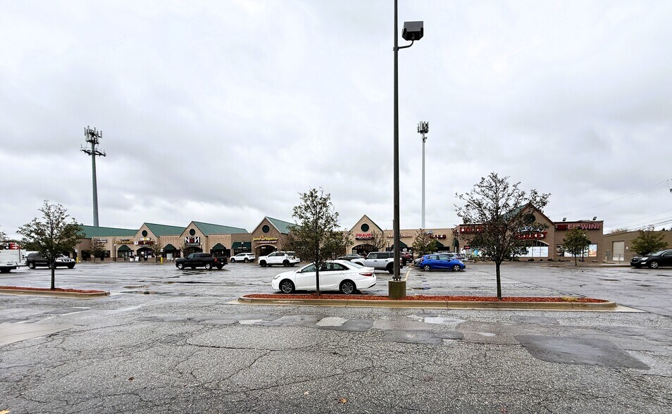 More Photos Of 21300-21384 Hall Rd, Clinton Township Freestanding For Lease