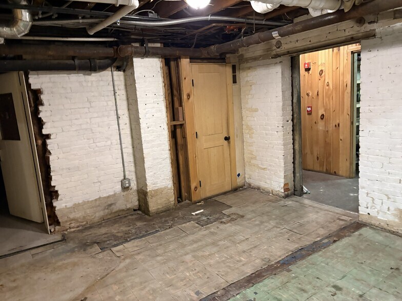 More Photos Of 944 Elm St, Manchester Storefront Retail Office For Lease