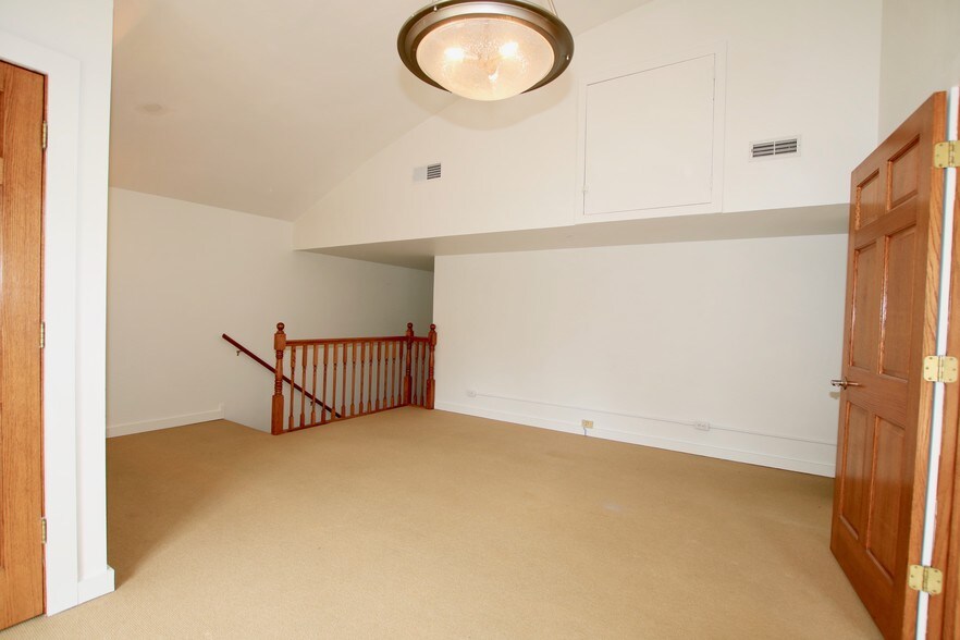 More Photos Of 114-118 E Calhoun St, Woodstock Freestanding For Lease