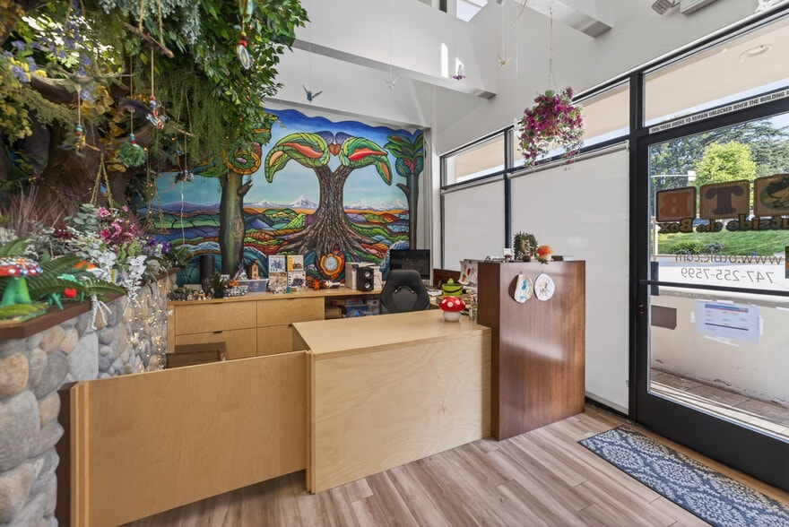 More Photos Of 2550 Foothill Blvd, La Crescenta Storefront For Lease