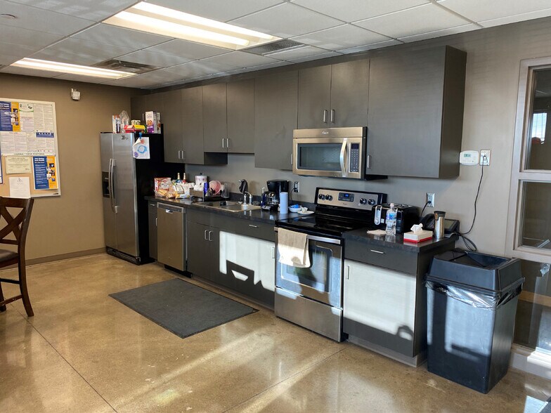 More Photos Of 801 W Caledonia Ave, Hillsboro Warehouse For Lease