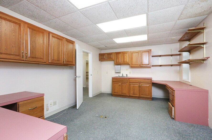 More Photos Of 321 E 3rd St N, Newton Medical For Lease