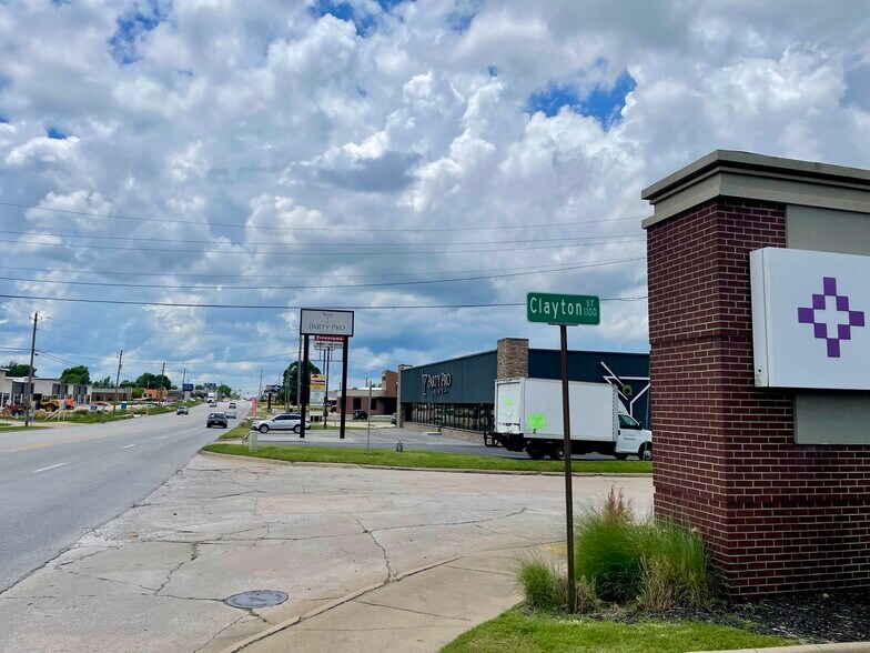More Photos Of 760 Angela St, Springdale Flex For Lease