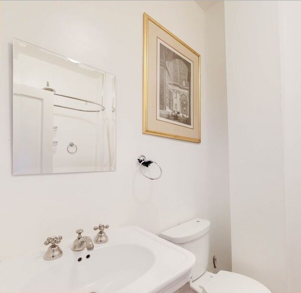 More Photos Of 407 N Charles St, Baltimore Apartments For Lease