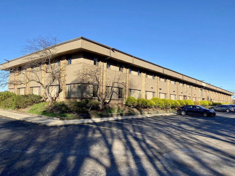 Primary Photo Of 913 W Holmes Rd, Lansing Medical For Lease