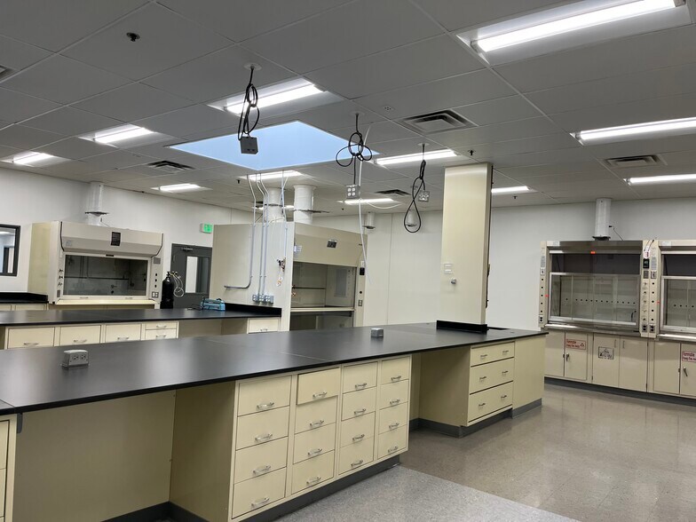 More Photos Of 10 Roessler Rd, Woburn Research And Development For Lease
